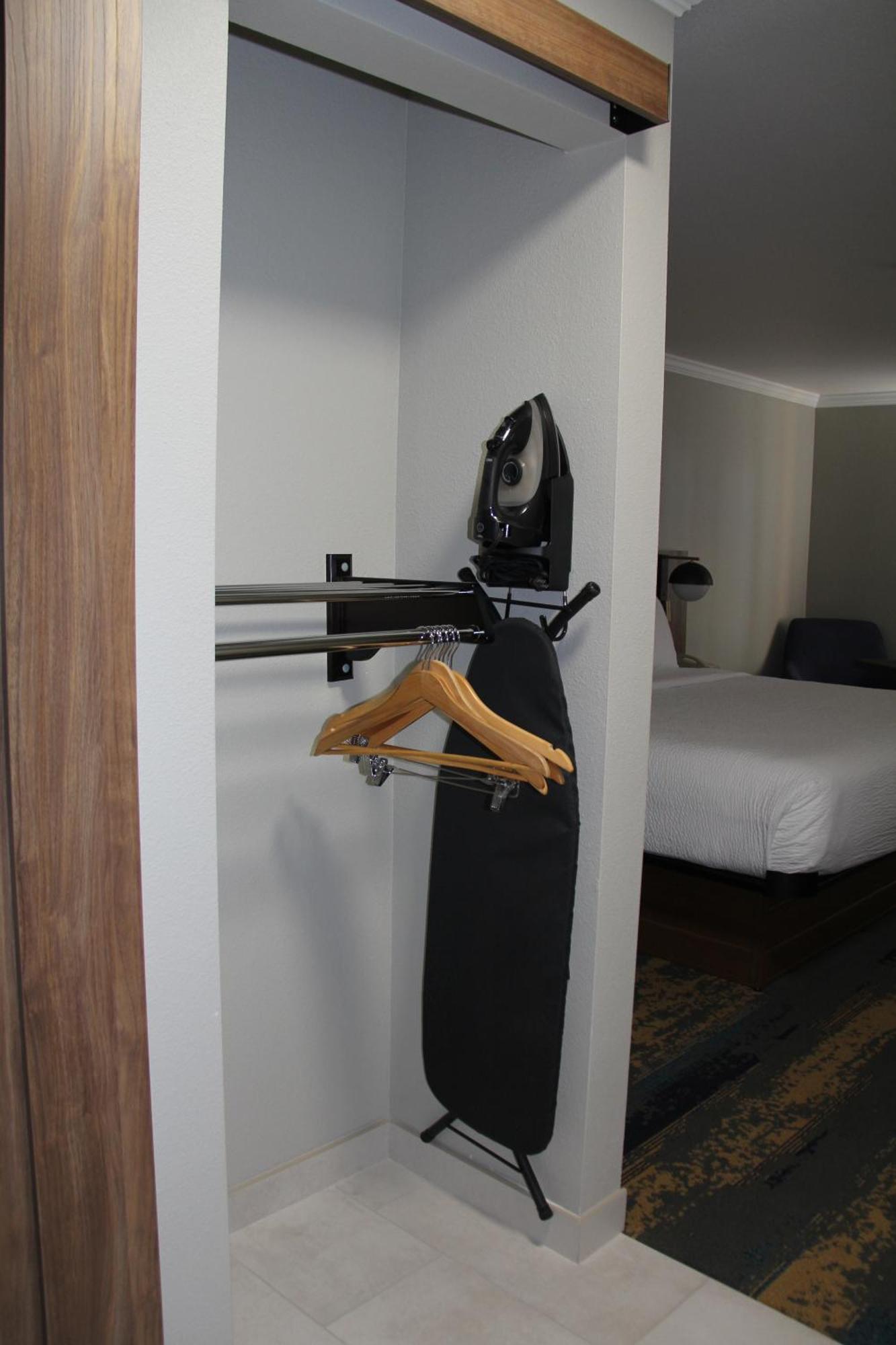 La Quinta Inn & Suites By Wyndham Yakima Downtown Extérieur photo
